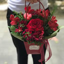 Композиция «Красный бархат» из альстромерий и роз