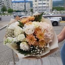 Букет в бежевых тонах из роз и пионов