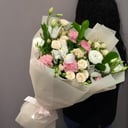 Сборный пышный букет из гвоздик и роз