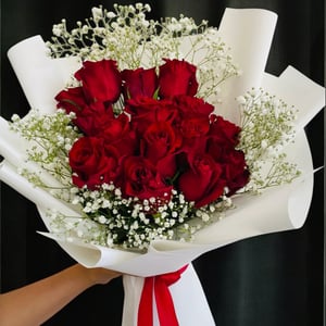 Букет «Любовный роман» из роз и гипсофил