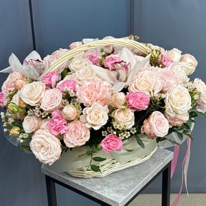 Корзина с орхидей, роз и диантуса