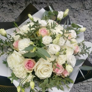 Букет «Старый фильм» из роз и эустом