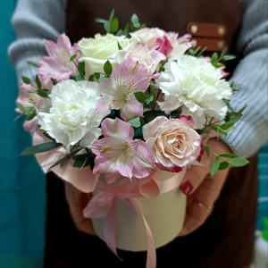 Шляпная коробка с цветами «Свет души» из роз и альстромерий