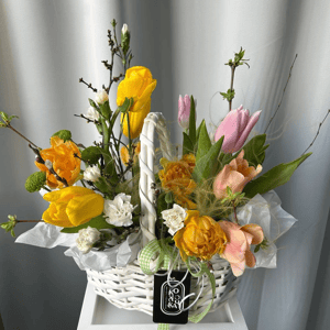 Корзина с тюльпанами