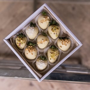 Клубника в шоколаде Белоснежка на 9 ягод