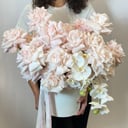 Шляпная коробка с цветами «Шиммер» из роз и орхидей