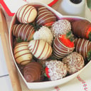 Сердце с клубникой в шоколаде