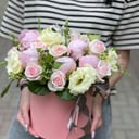 Композиция «Спящая красавица» из роз и пионов