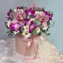 Композиция из орхидеи в шляпной коробке