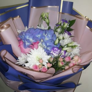 Букет «Элегантное украшение» из роз и эустом