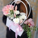 Коробка с цветами «Композиция "Любовь с первого взгляда"» из хризантем и орхидей