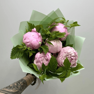 Букет «Ароматные пионы Сара 5 шт с малиной»