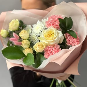 Авторский букет с ароматными розами из хризантем