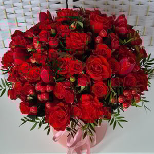 Шляпная коробка с цветами «Формула любви S» из роз и гвоздик