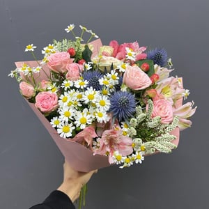 Букет ромашек, кустовых роз, альстромери