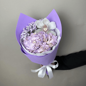 Букет комплимент из фиолетовой гортензии