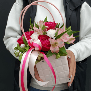 Коробка с цветами «Композиция "Искрящиеся розы"» из экзотических цветов