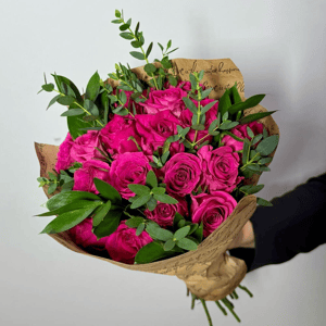 Букет «19 роз фуксия с эвкалиптом»