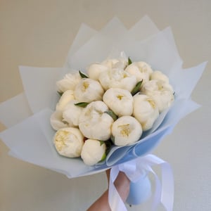 Букет «17 белых пионов»