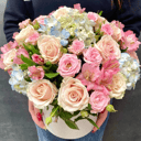 Шляпная коробка с цветами «Композиция в коробочке Сказка» из роз и альстромерий