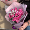 Букет из кустовой розы с гипсофилой