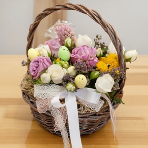 Корзина с цветами «Воскресное утро» из роз и хризантем