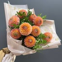 Букет георгинов с зеленью из экзотических цветов