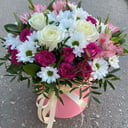 Шляпная коробка с цветами «Цветы в коробке» из роз и хризантем