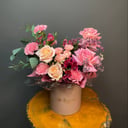 Цветочная композиция в шляпной коробке из роз и гвоздик