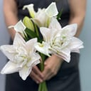 Букет из пионовидной лилии и калл