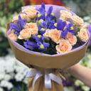 Букет из ирисов и кустовых роз