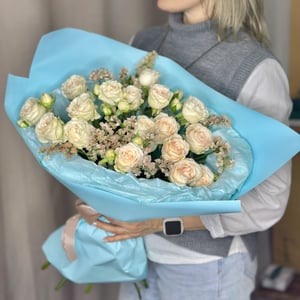 Букет из кустовых роз и статицы