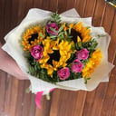 Букет «Сладкая мечта» из роз и подсолнухов