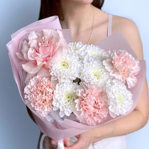 Милый букет комплимент французская роза, из хризантем