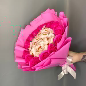 Букет Raffaello и мыльные розы Фуксия