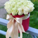 Шляпная коробка с цветами «Белые розы в коробке»