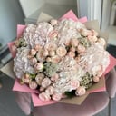 Букет «Гортензия с кустовой розой и озатамнусом»