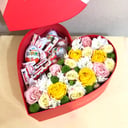 Подарочный набор «Розы в сердце со сладостями»