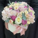 Шляпная коробка с цветами «Коробка нежности» из роз и гортензий