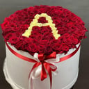 Шляпная коробка с цветами «Букет из роз с буквой»