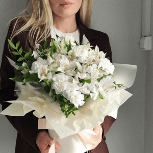 Букет «Цветы в коробке С нежностью для Мамы» из альстромерий