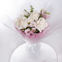 Букет «Сладость зефира» из гвоздик и эустом