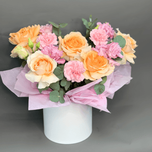 Шляпная коробка с цветами «Весенняя композиция из импортных роз»