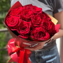 Яркий букет из 11 красных роз в упаковке