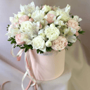 Шляпная коробка с цветами «Композиция с кустовыми розами»