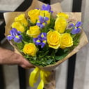 Букет «Дивный сад» из роз и ирисов