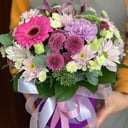 Шляпная коробка с цветами «Яркий подарок» из хризантем и альстромерий