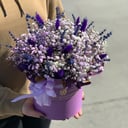 Шляпная коробка с цветами «Млечный Путь» из экзотических цветов и гипсофил