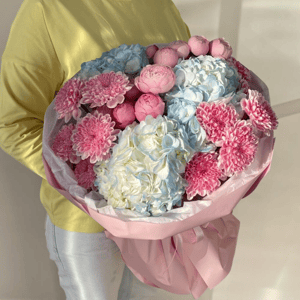 Букет с гортензией и кустовой розой