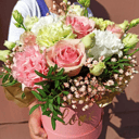 Шляпная коробка с цветами «Композиция Роз, Гвоздики и Эустомы»